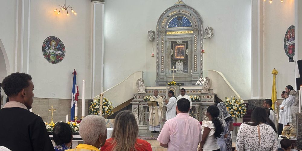 Gran concurrencia en iglesias de la Zona Colonial hoy Domingo de Resurrección