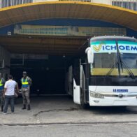 Paradas de autobuses lucen con baja afluencia hoy Domingo de Resurrección
