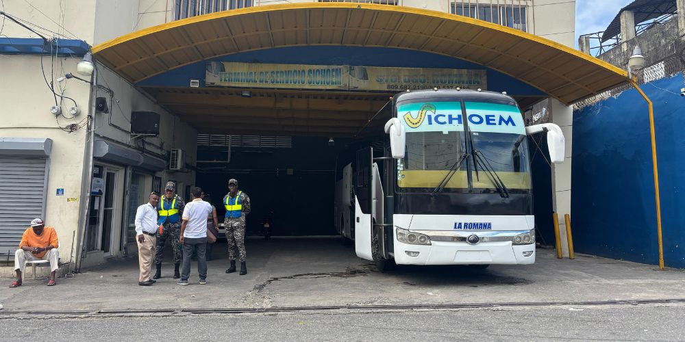 Paradas de autobuses lucen con baja afluencia hoy Domingo de Resurrección