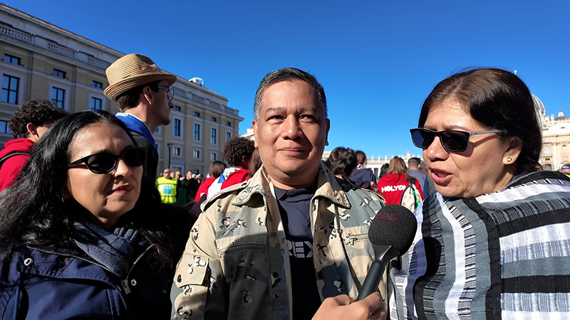 Familia salvadoreña viaja al Vaticano para despedir al papa Francisco y pide continuidad a su legado