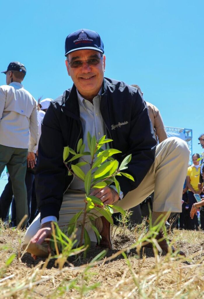 Abinader encabeza siembra de 3,200 plantas endémicas | 1 | , Abinader encabeza siembra de 3,200 plantas endémicas