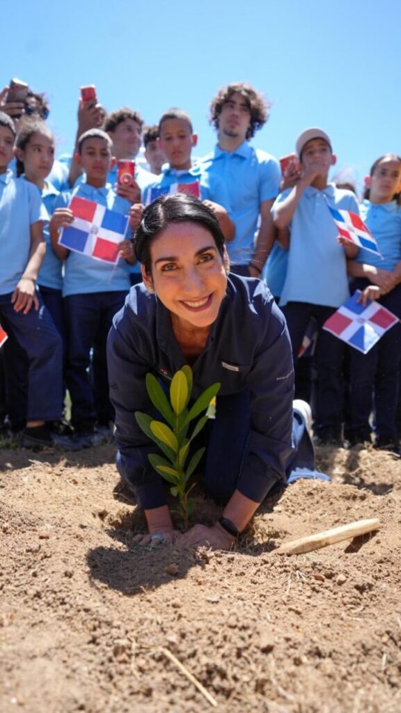 Abinader encabeza siembra de 3,200 plantas endémicas | 2 | , Abinader encabeza siembra de 3,200 plantas endémicas