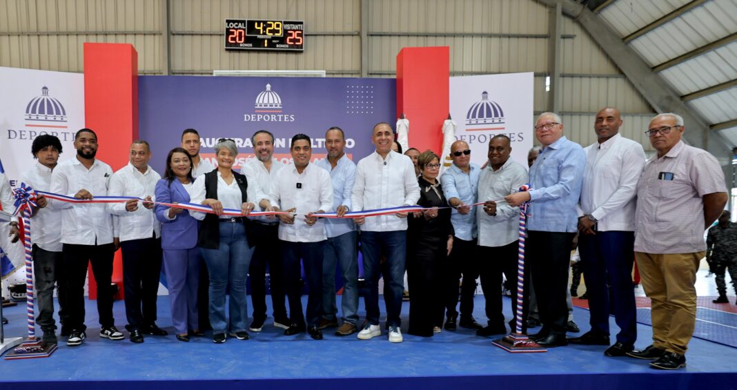 Kelvin Cruz entrega remozado multiuso de San José de los Llanos en SPM