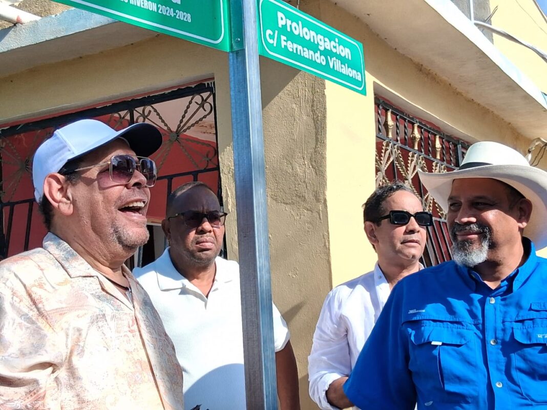 Alcaldía de Dajabón honra a Fernando Villalona con nombramiento de calle y reconocimiento a su trayectoria.