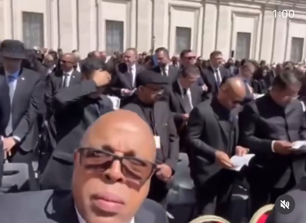 Alfredo Pacheco se hace viral con video selfi desde funeral del papa Francisco - Noticias de hoy en República Dominicana | De Último Minuto