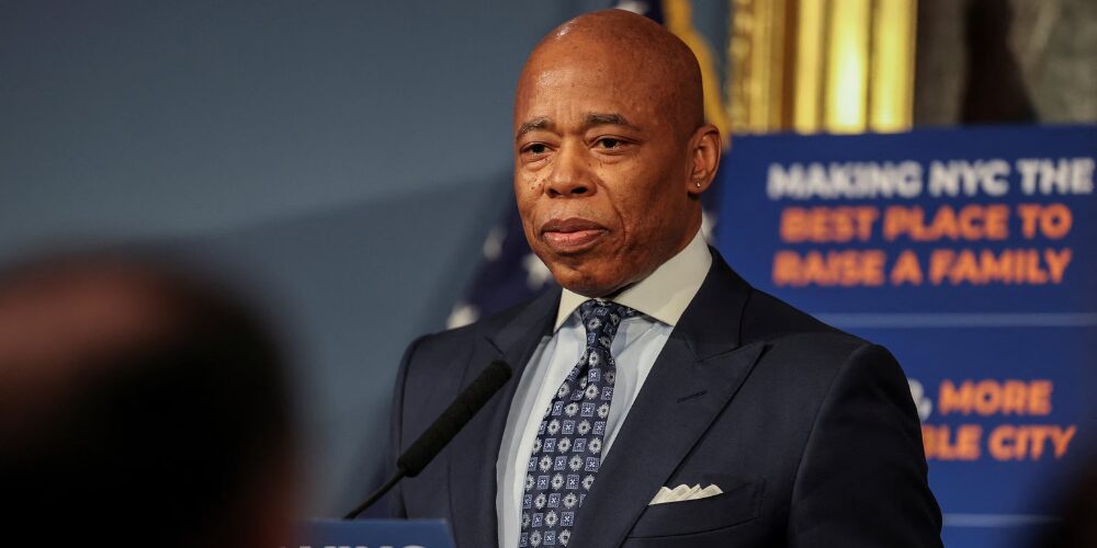 Juez federal en Nueva York desestima cargos de corrupción contra el alcalde Eric Adams