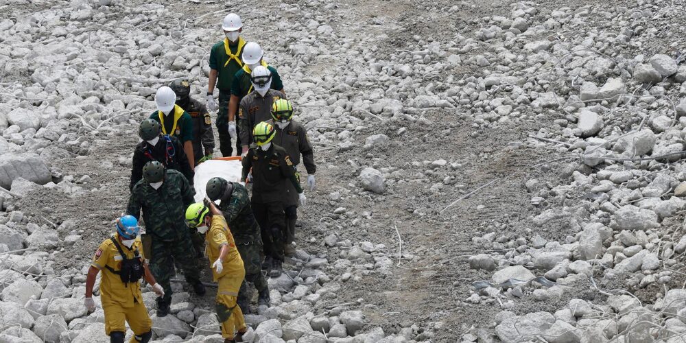 Equipos de rescate hallan 32 cadáveres en la torre derrumbada en Bangkok
