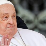 El papa aparece en la plaza de San Pedro para saludar a los fieles en el Domingo de Ramos