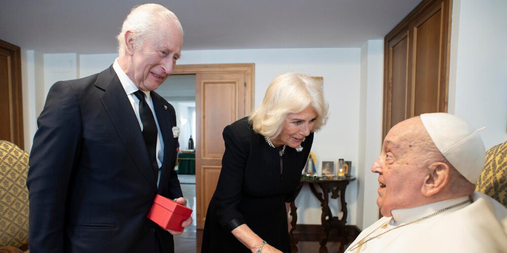 Carlos III dice que el mundo necesita sobre todo amor en su mensaje de Semana Santa