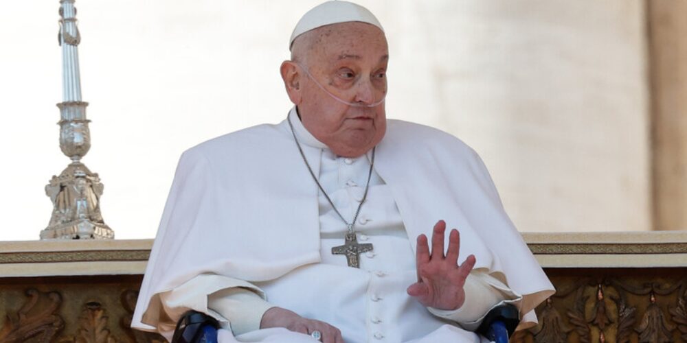 El papa visita una cárcel romana por Jueves Santo durante su convalecencia