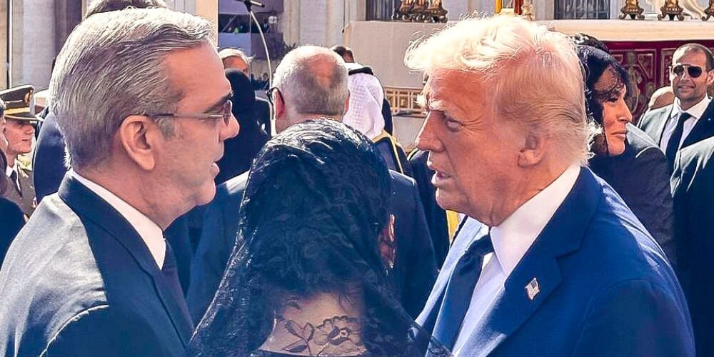 Presidente Abinader y Donald Trump conversan brevemente durante ceremonial al Papa Francisco