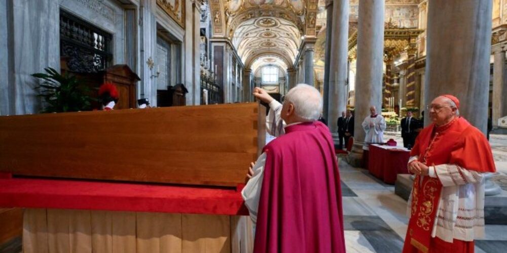 El entierro del papa Francisco se produjo ante el camarlengo y sus familiares