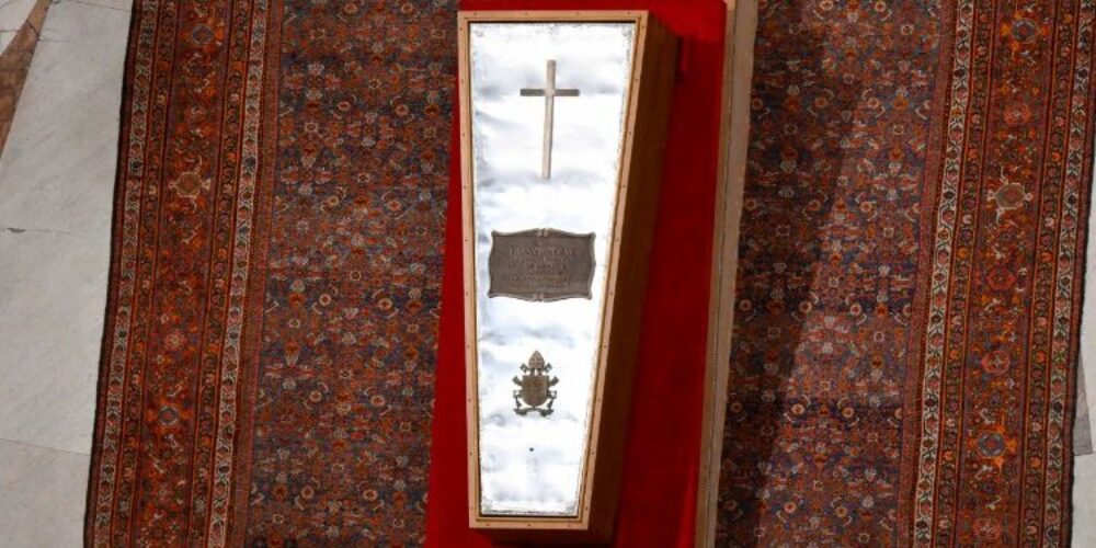 ¿Cómo es el rito del cierre del féretro del Papa Francisco?