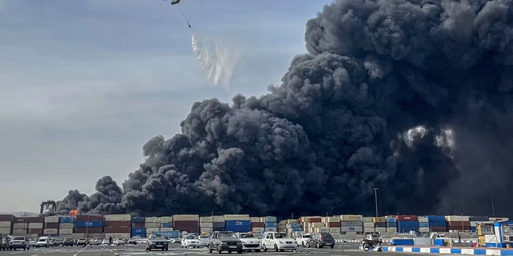 Se elevan a 28 los muertos y 800 heridos por la explosión en un puerto iraní