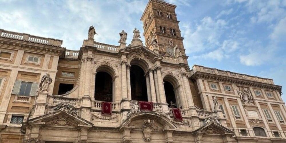 Los cardenales llegan a Santa María la Mayor para rezar ante la tumba de Francisco