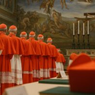 Desconectados de todo, así es el estricto aislamiento al que están sujetos los cardenales del cónclave