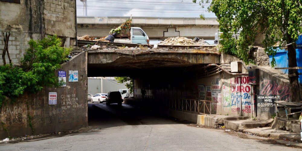 Temen colapse paso a desnivel del km 13 de la Autopista Duarte por evidente deterioro
