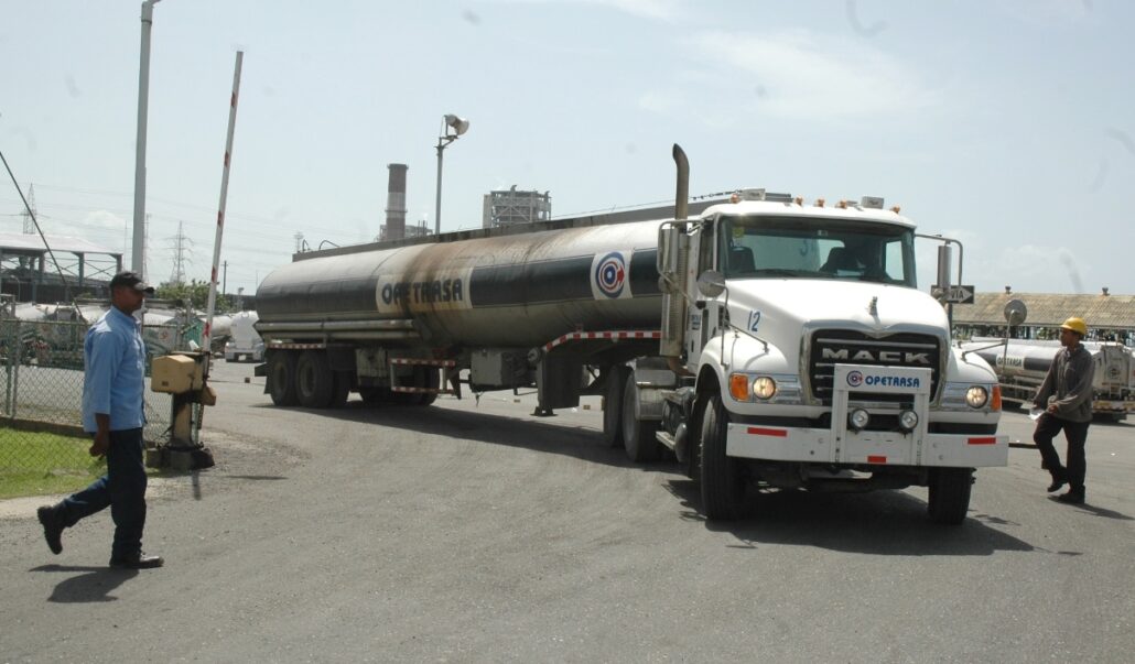 Tanquero transportando combustible.
