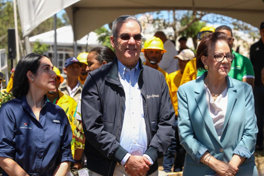 Abinader encabeza siembra de 3,200 plantas