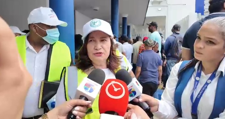 Psicólogos brindan ayuda a familiares de victimas por derrumbe en Jet Set