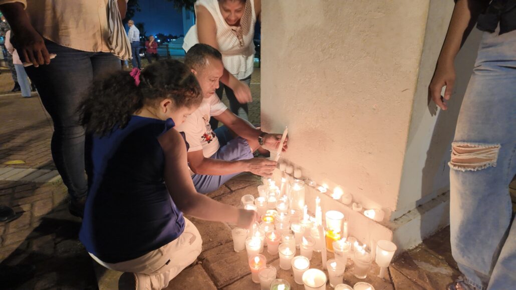 Realizan encendido de velas en honor a Jany Ventura, víctima de la tragedia en Jet Set