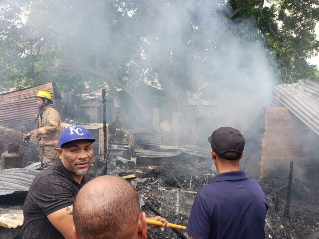 Incendio reduce a cenizas una vivienda y otra resultó parcialmente afectadas en Santiago | 3 | Incendio reduce a cenizas una vivienda y otra resultó parcialmente afectadas en Santiago - Noticias de hoy en República Dominicana | De Último Minuto