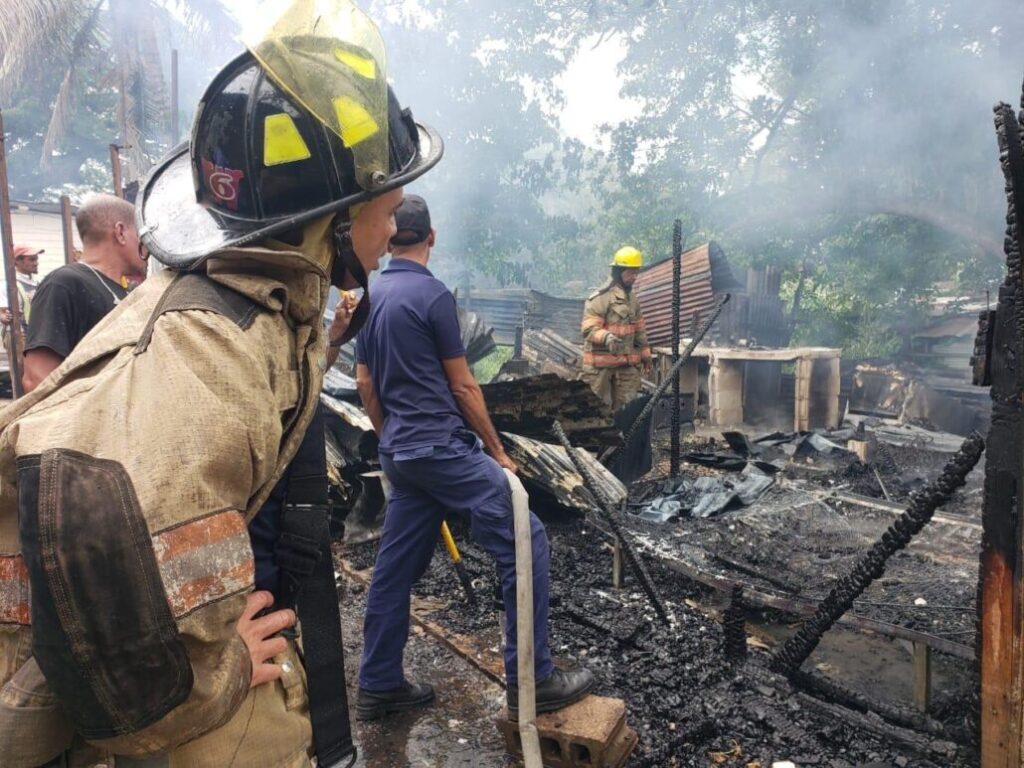 Incendio reduce a cenizas una vivienda y otra resultó parcialmente afectadas en Santiago | 2 | Incendio reduce a cenizas una vivienda y otra resultó parcialmente afectadas en Santiago - Noticias de hoy en República Dominicana | De Último Minuto