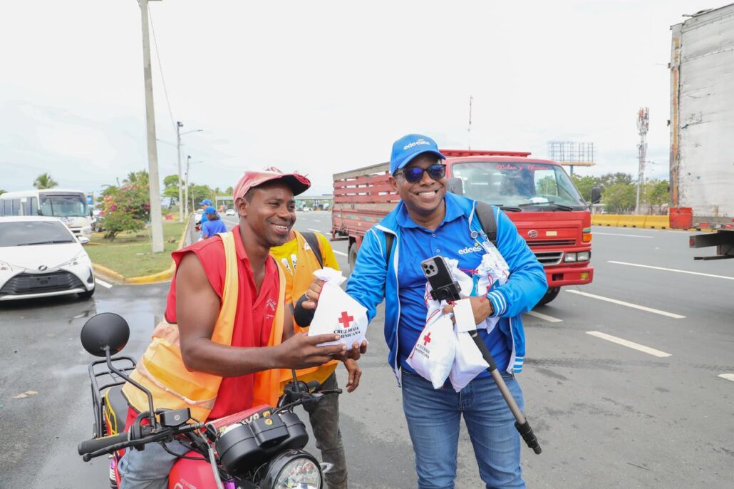 EDEESTE y Cruz Roja Dominicana entregan botiquines de emergencia a vacacionistas en el peaje de Las Américas