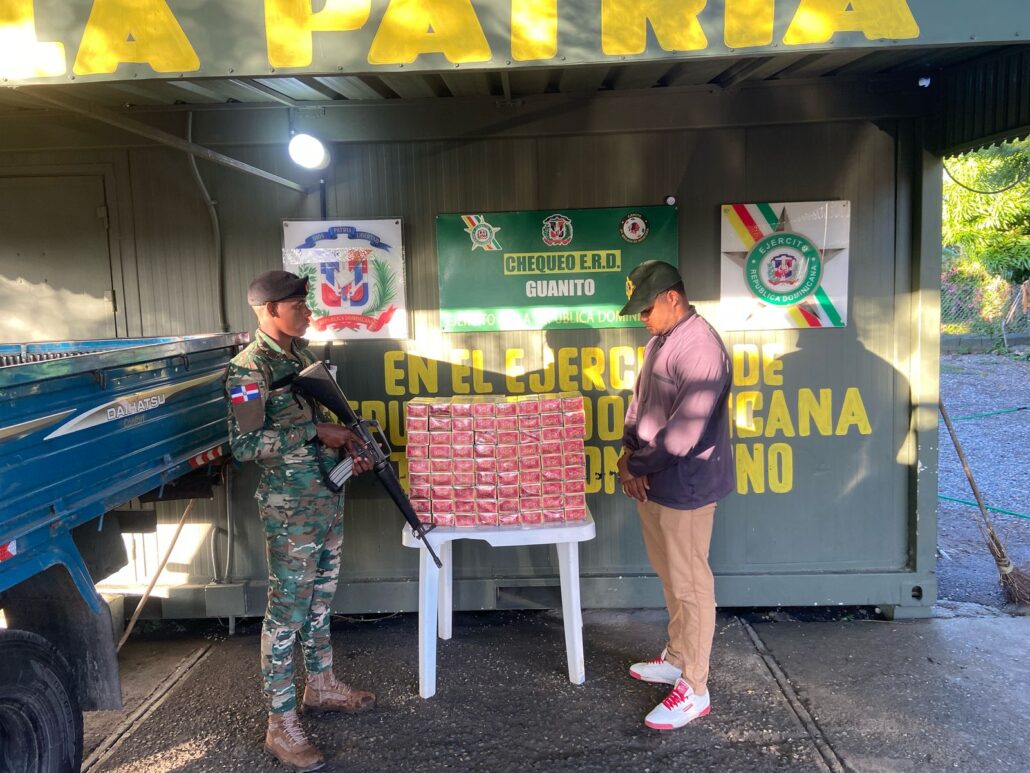 Ejército decomisa contrabando de cigarrillos oculto en compartimentos de un camión en San Juan de la Maguana