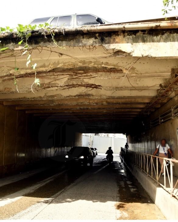 Camión derriba baranda del deteriorado puente ubicado en el kilómetro 13 de la autopista Duarte