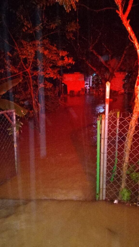 Fuerte inundación en El Limón de Samaná: Más de 75 viviendas afectadas por las lluvias | 4 | Fuerte inundación en El Limón de Samaná: Más de 75 viviendas afectadas por las lluvias - Noticias de hoy en República Dominicana | De Último Minuto