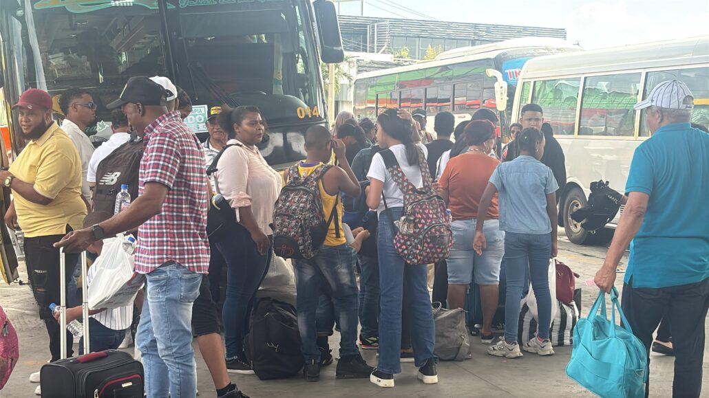 ¡Nos fuimos! Decenas de personas asisten al Kilómetro 9 para viajar al Cibao durante Semana Santa 2025