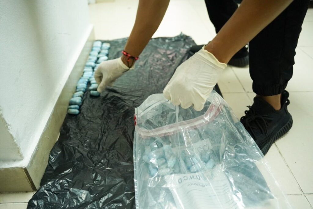 Detienen a nacional francés en el AILA con 75 cápsulas de cocaína en el estómago | 3 | Detienen a nacional francés en el AILA con 75 cápsulas de cocaína en el estómago - Noticias de hoy en República Dominicana | De Último Minuto