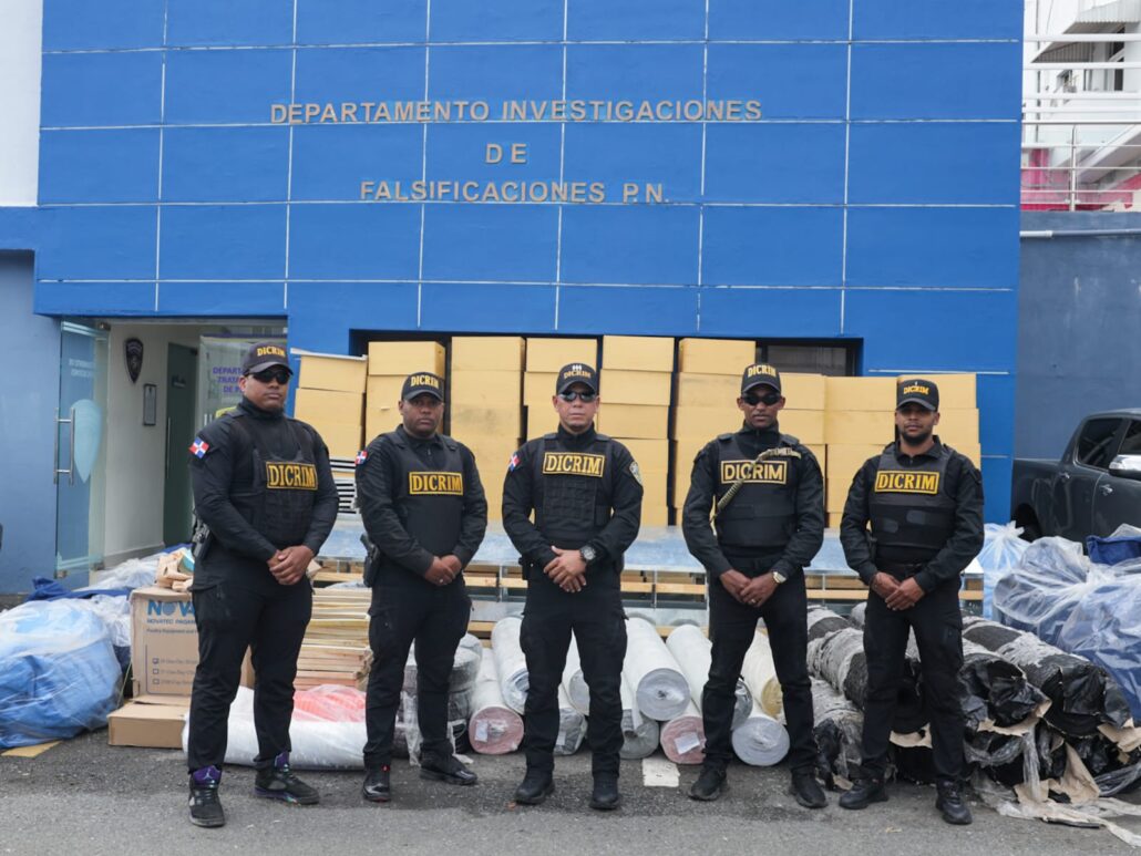 PN apresa a tres personas en flagrante delito por estafa con cheques falsos y recupera mercancía valorada en cientos de miles de pesos