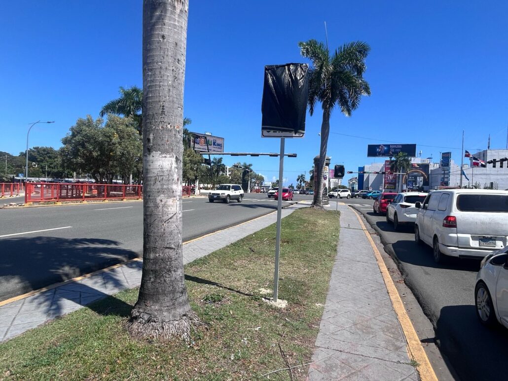 Cubren con fundas negras letreros que prohibían girar a la izquierda en Churchill con 27 de Febrero
