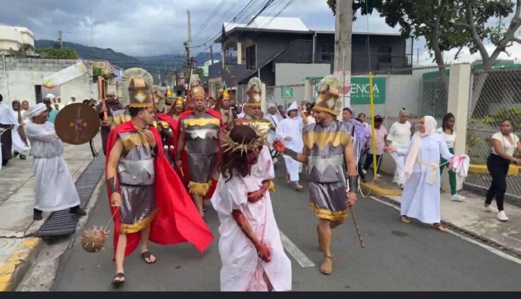 Parroquia San Antonio de Padua en Bonao conmemora el Viernes Santo con solemne rito de la Crucifixión | 3 | Parroquia San Antonio de Padua en Bonao conmemora el Viernes Santo con solemne rito de la Crucifixión - Noticias de hoy en República Dominicana | De Último Minuto