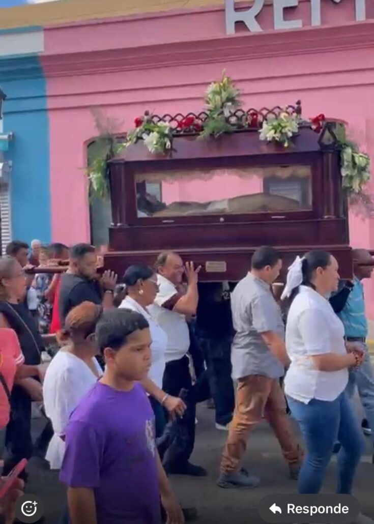 Católicos realizan la tradicional procesión del Santo Entierro en Santiago
