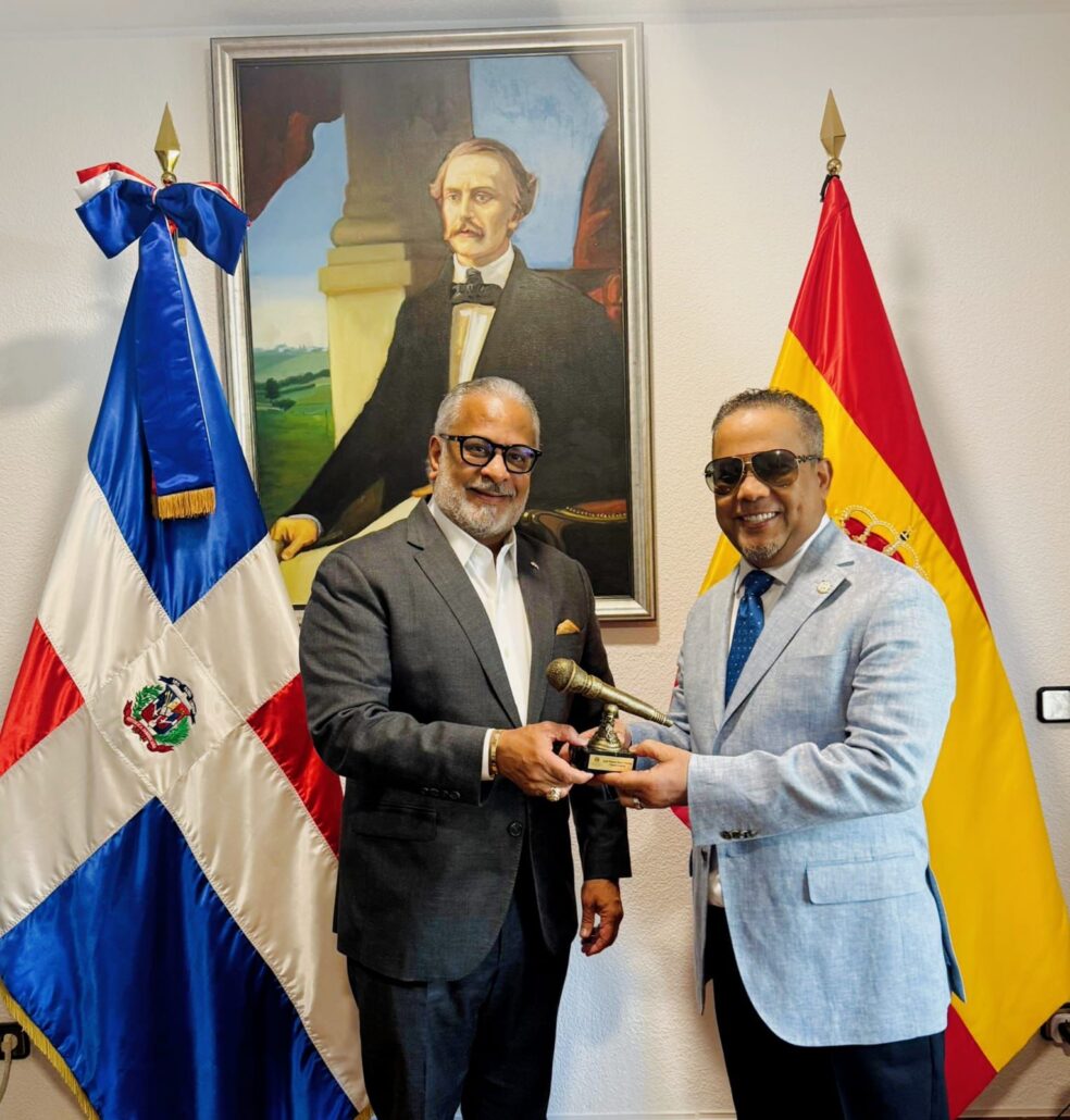 Consulado dominicano en Madrid reconoce a Héctor Acosta como “El Artista de los Dominicanos”