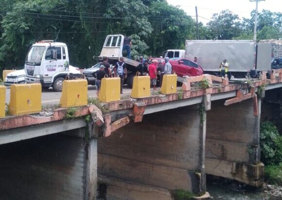 911 brinda asistencia a los heridos durante accidente múltiple en Bonao