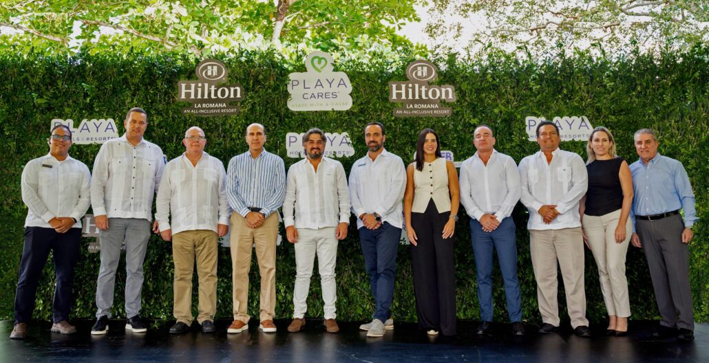 De izquierda a derecha (Al centro):Roberto Garrido, Oscar San Martin y David Barreiro Canda, quienes forman parte del equipo directivo de Playa Hotels & Resorts, junto a ejecutivos del hotel Hilton La Romana y representantes institucionales.