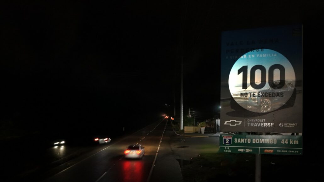 Transforman vallas publicitarias en señales de tránsito