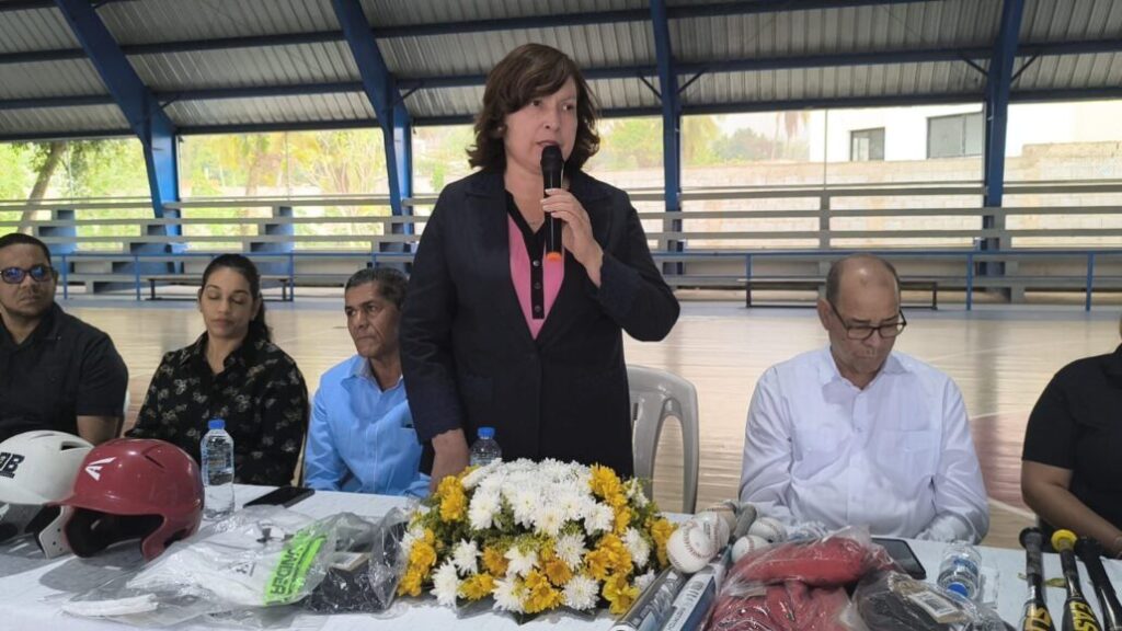 Entregan enseres deportivos en Sánchez | 9 | Entregan enseres deportivos en Sánchez - Noticias de hoy en República Dominicana | De Último Minuto