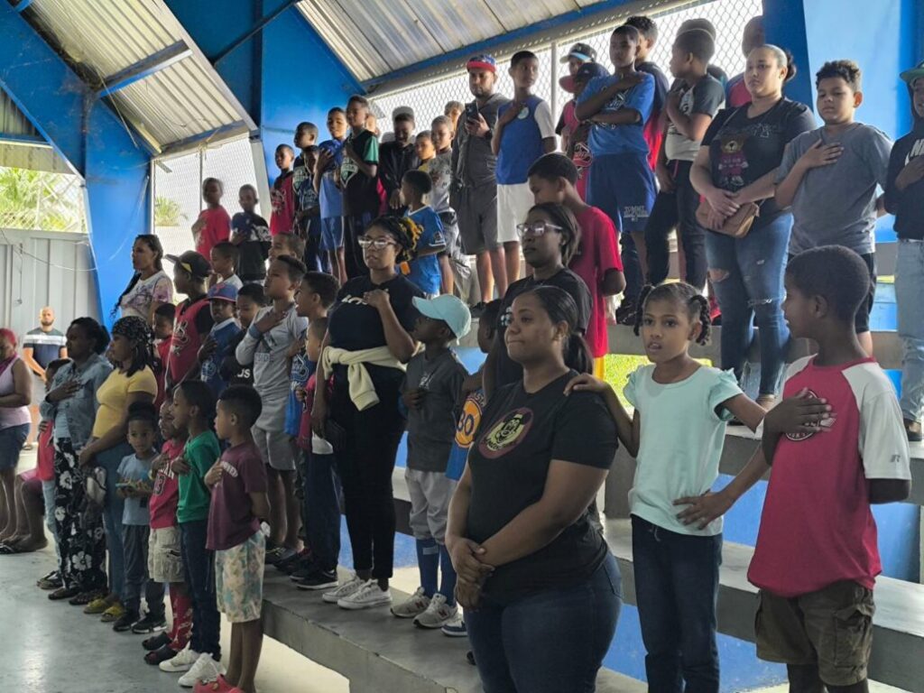 Entregan enseres deportivos en Sánchez | 6 | Entregan enseres deportivos en Sánchez - Noticias de hoy en República Dominicana | De Último Minuto