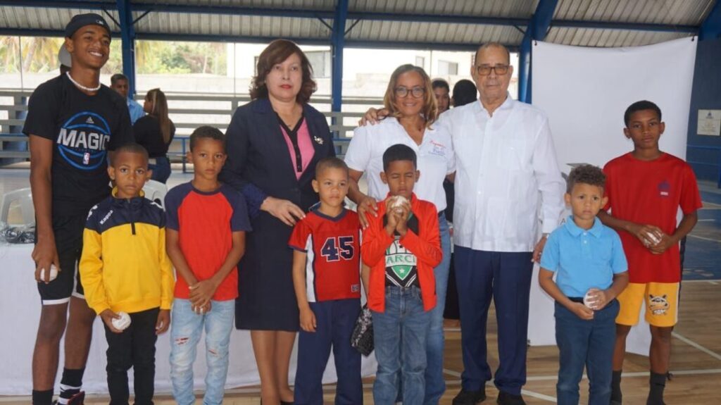 Entregan enseres deportivos en Sánchez | 4 | Entregan enseres deportivos en Sánchez - Noticias de hoy en República Dominicana | De Último Minuto