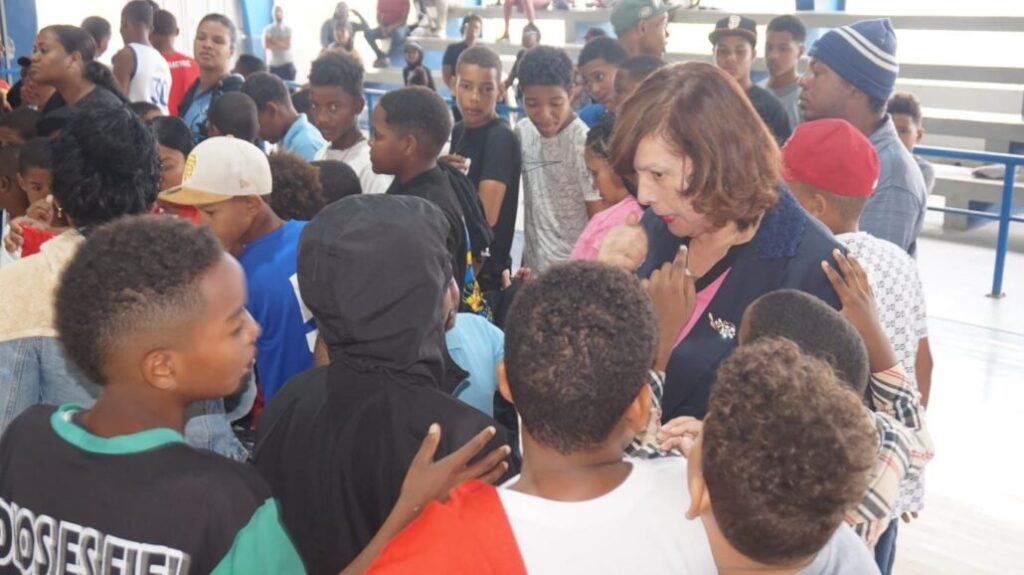 Entregan enseres deportivos en Sánchez | 3 | Entregan enseres deportivos en Sánchez - Noticias de hoy en República Dominicana | De Último Minuto