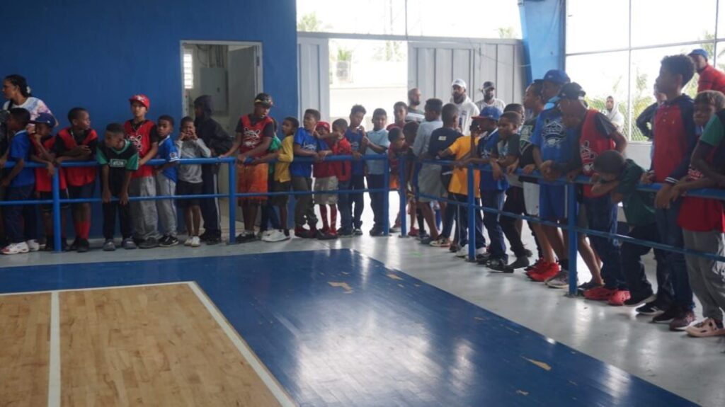 Entregan enseres deportivos en Sánchez | 2 | Entregan enseres deportivos en Sánchez - Noticias de hoy en República Dominicana | De Último Minuto