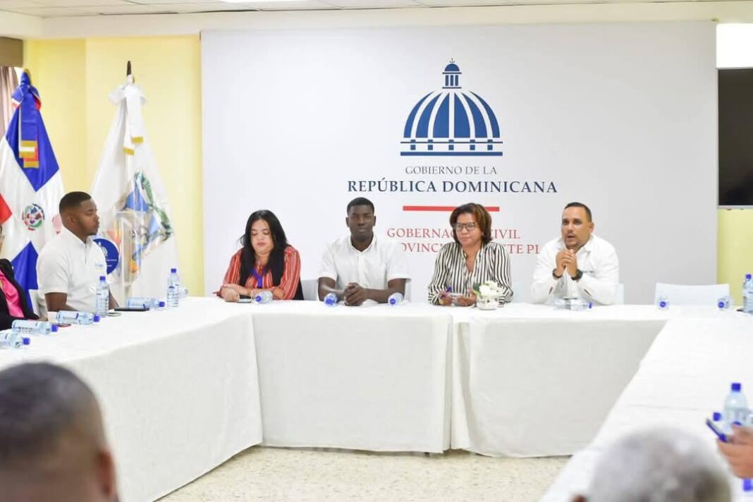 Gobernadora Rafaela Javier lidera reunión con el Voluntariado Deportivo de Monte Plata