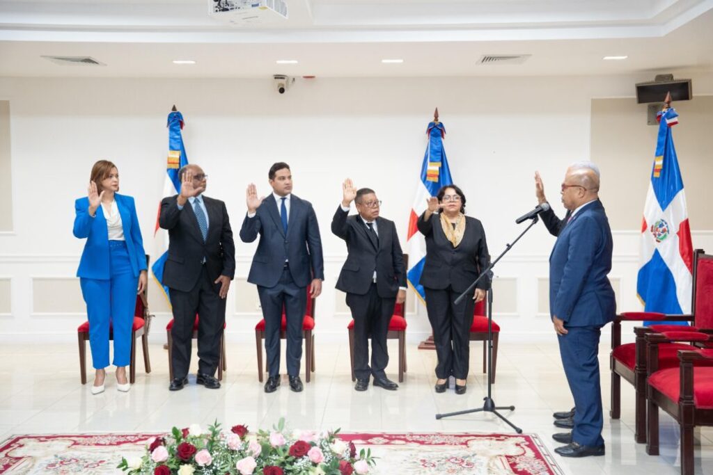 Senado juramenta y posesiona a los nuevos miembros de la Cámara de Cuentas | 4 | Senado juramenta y posesiona a los nuevos miembros de la Cámara de Cuentas - Noticias de hoy en República Dominicana | De Último Minuto