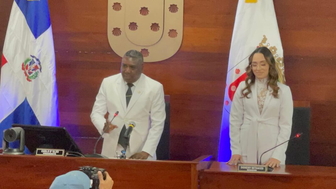Regidores Ayuntamiento de Santiago reeligen a Cholo D’ Óleo como presidente de la Sala Capitular
