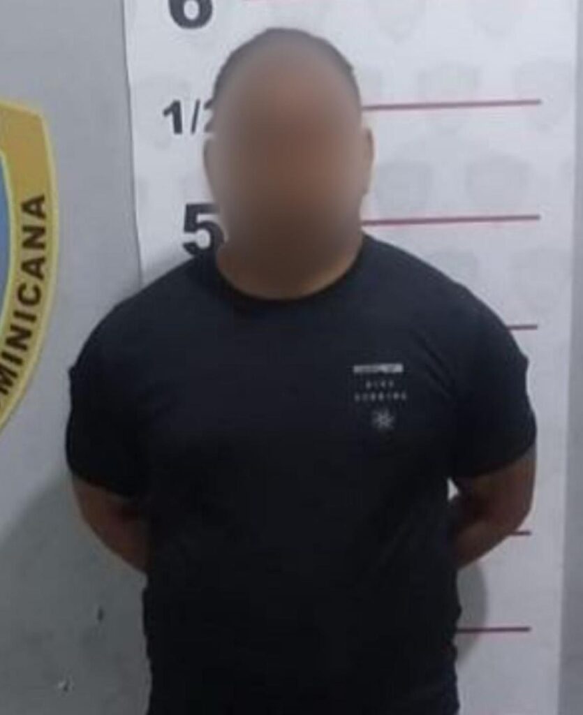 Policía arresta a dos hombres acusados de agredir físicamente y amenazar a sus parejas en Santiago - Noticias de hoy en República Dominicana | De Último Minuto